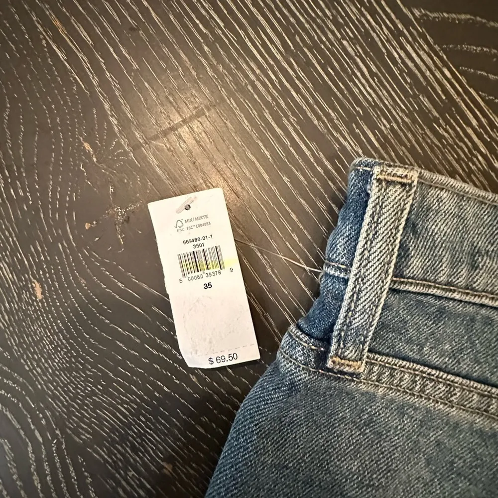 BANANA Republic Mid Rise, Light Wash Denim Shorts with Frayed Hem, Size 20. - Image 10