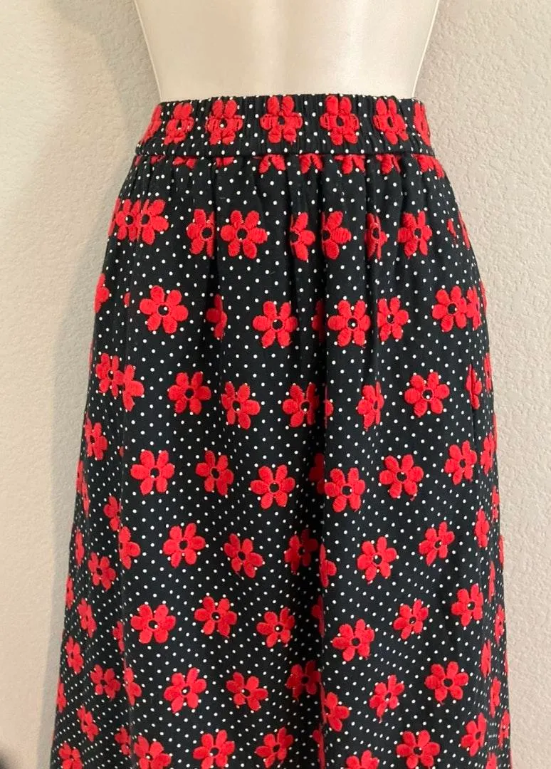 Like new vintage  embroidered floral skirt. Sz 4. - Image 3