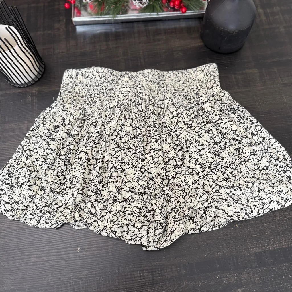 Philosophy Republic Clothing Floral Print Shorts Black/White – Size S - Image 4