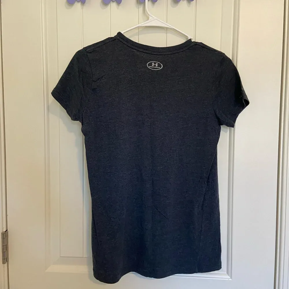 EUC | Under Armour women’s scoop neck heat‎ gear tshirt — small - Image 4