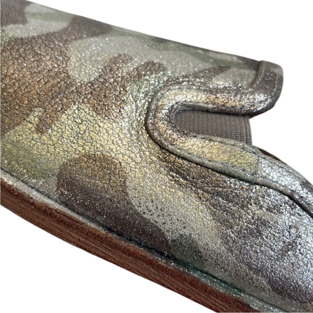 Like New TRASK Leather Ashley Metallic
Camo Miles Size 9.5 - Image 5