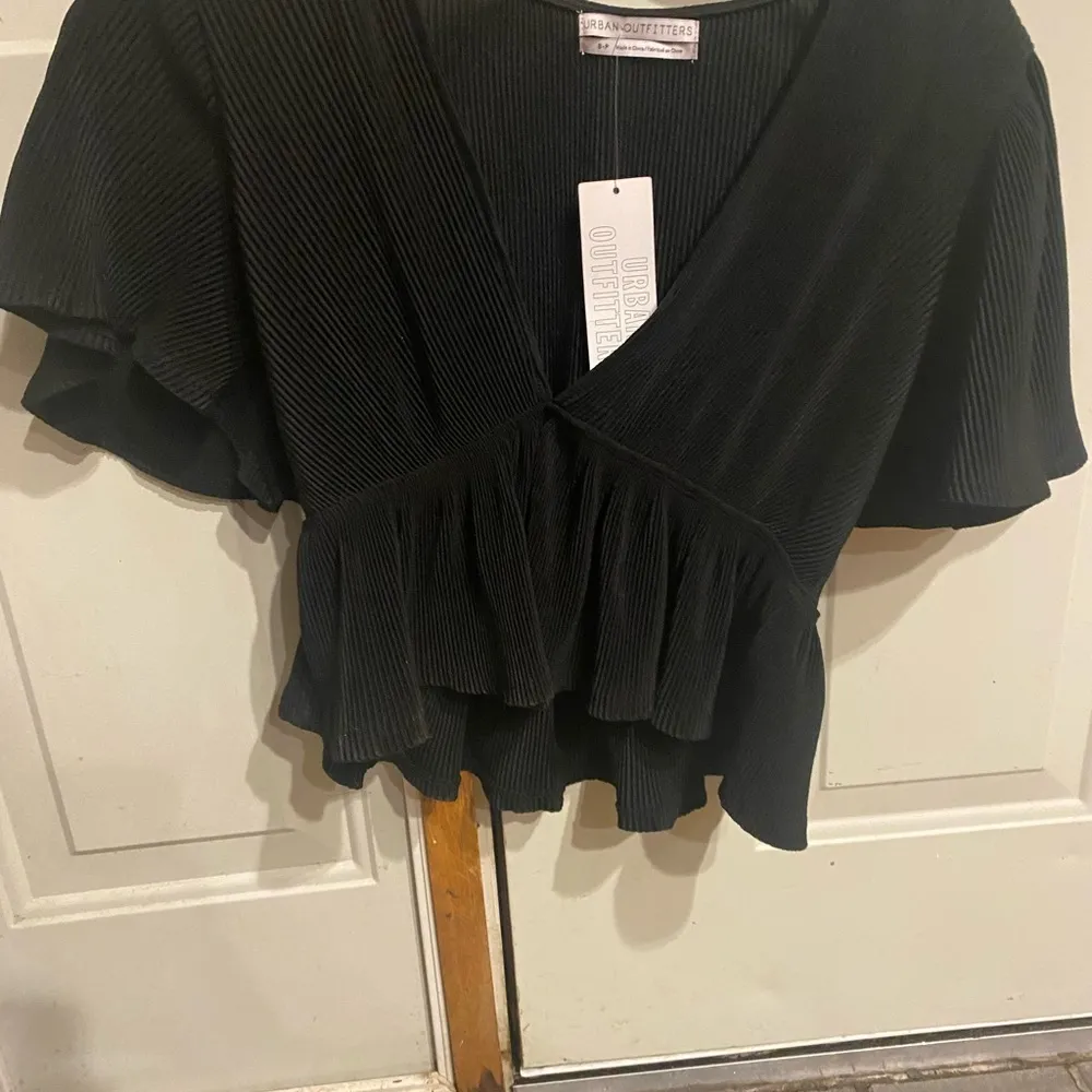 FREE Gift &  Classy V-cut Crop Top w/ Ruffle Sleeves - Image 6