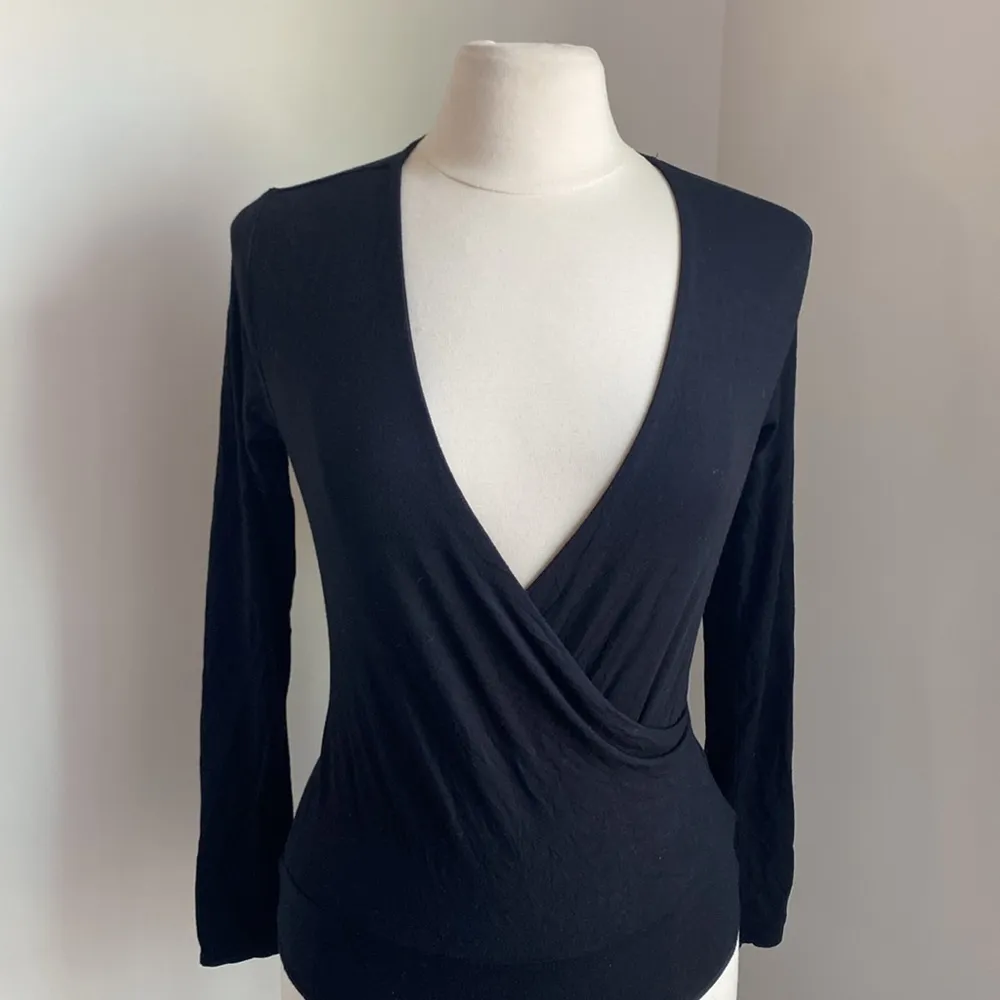 J. CREW Bodysuit Womens Sz Small Black Faux Wrap Long Sleeve Snap Close Deep V - Image 3