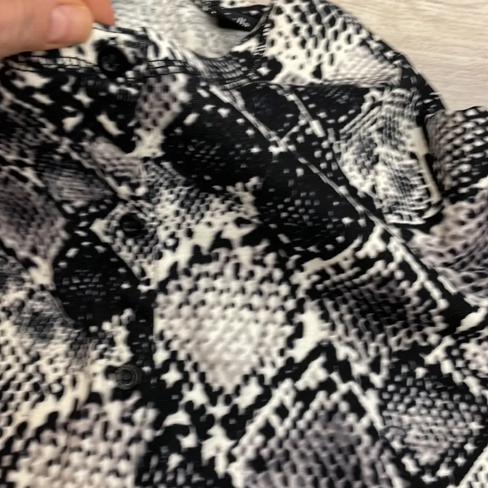 Black, White, Gray Snakeskin Cardigan Sweater Button Front 3/4 Sleeve S - Image 11