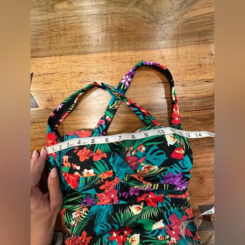 Euc Onepice woman tropical  Floral Swimwear - Image 3