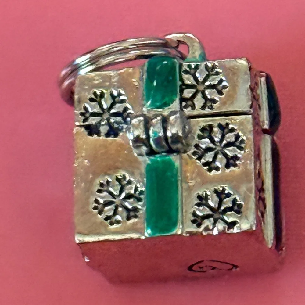 Silver Snowflake Box With Tree Inside Pendant - Image 5