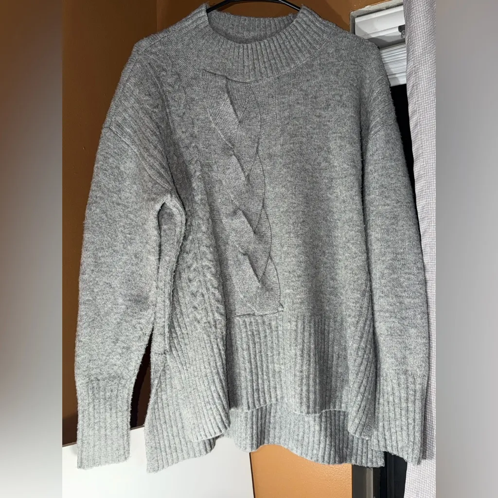 Vera Wang Crew Neck Gray Cable Knit Sweater Split Bottom Long sleeve Size Small - Image 2