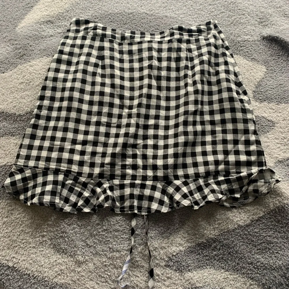 Black and White lace up Checkered Skirt Size 10 - Image 3