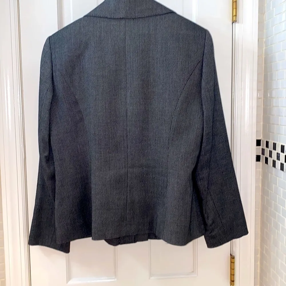 Albert Nipon black/ white textured poly/ rayon pantsuit. Ruffle front. Size 10. Black - Image 12