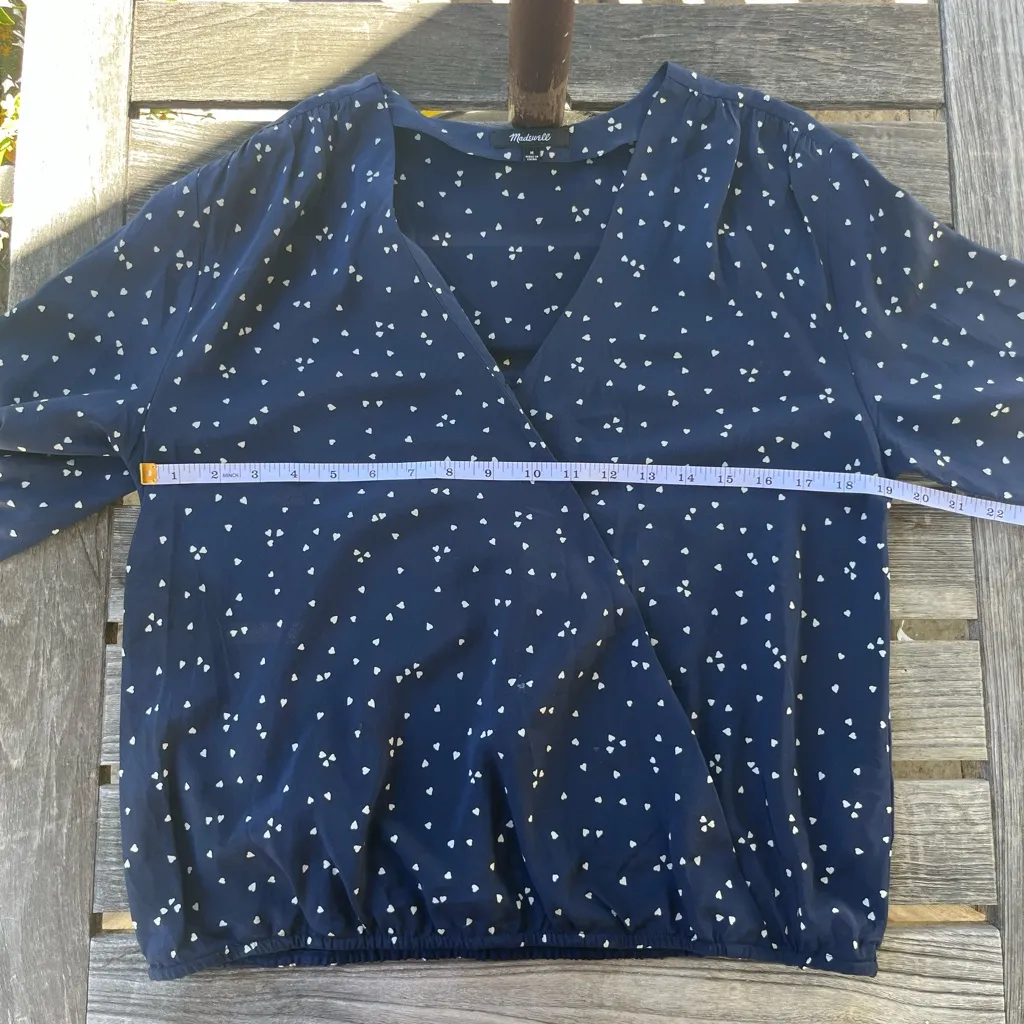 Madewell Navy V-Neck Blouse with White Hearts - Image 5