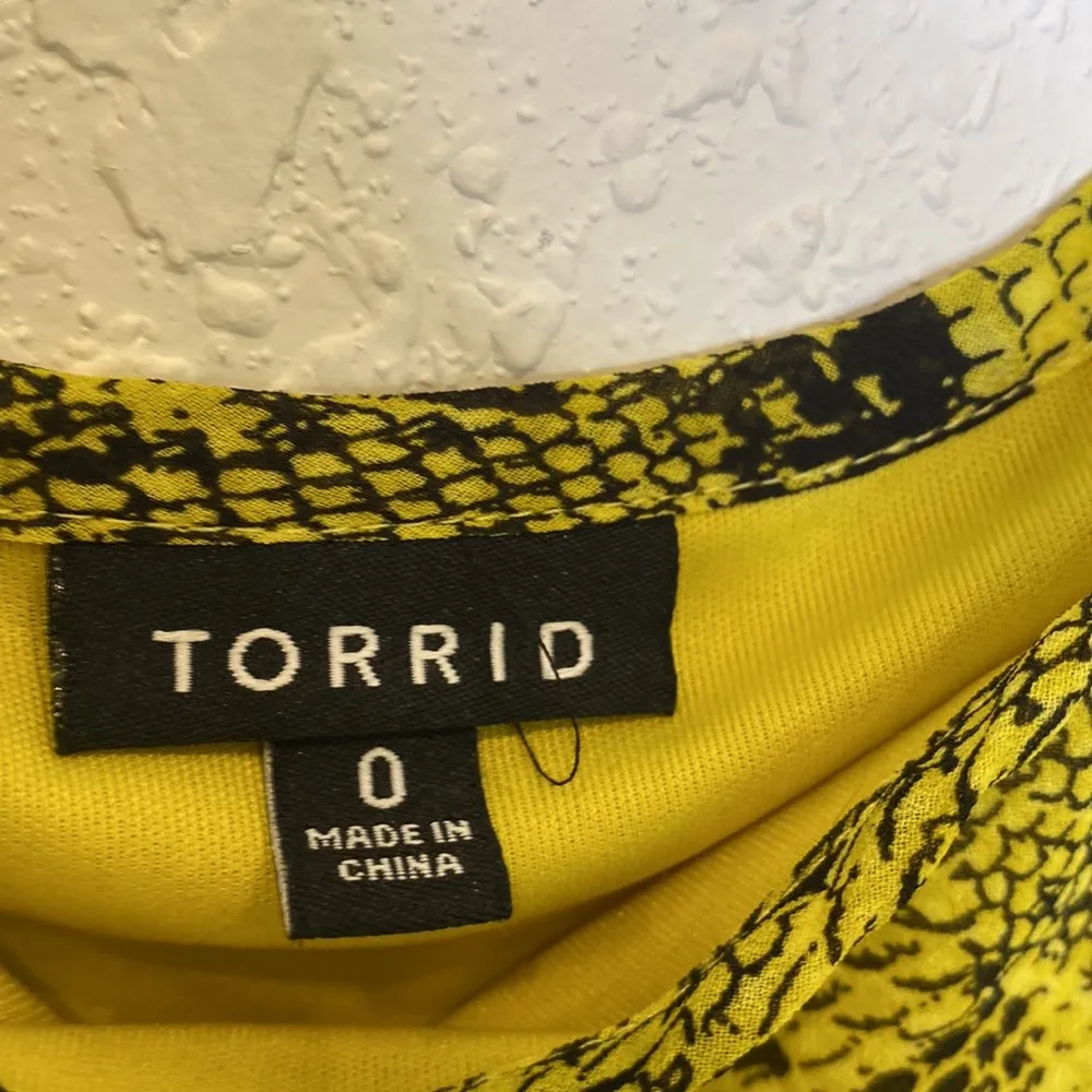 Torrid Midi Chiffon Pleated Dress Reptile All Over Print EUC Sz 12 Green/Yellow - Image 5