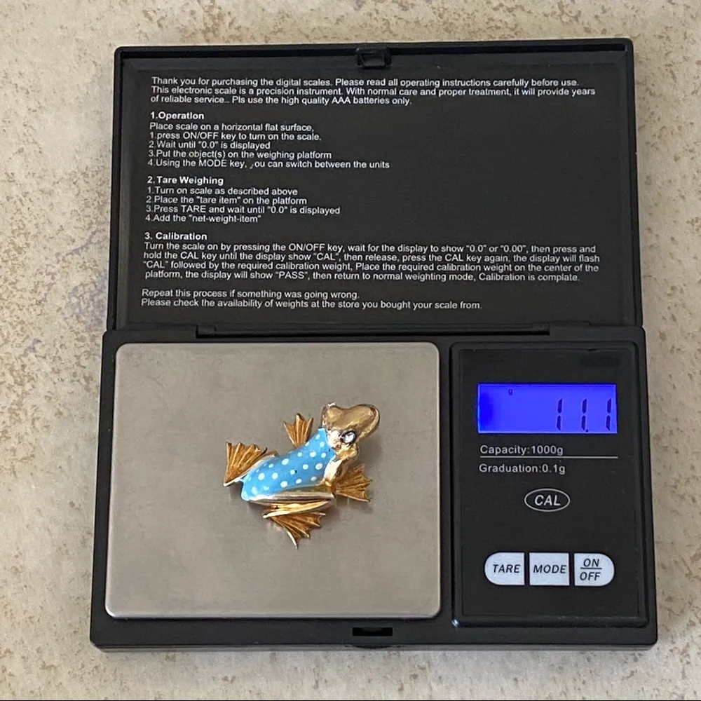 Vintage Oleg Cassini Small Enamel Frog Brooch - Image 6