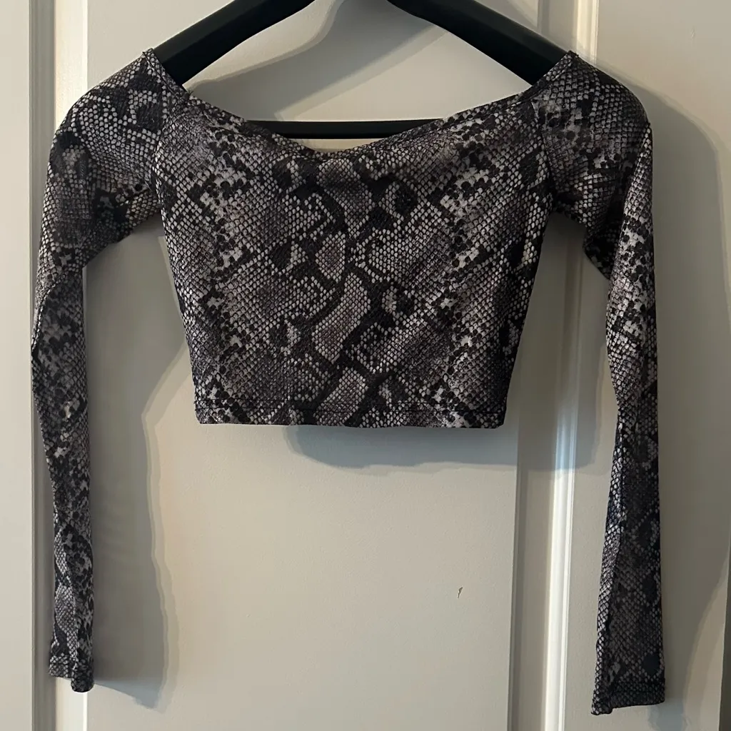 Tiger Mist  Black and Gray Snake Print Crop Top - Image 7