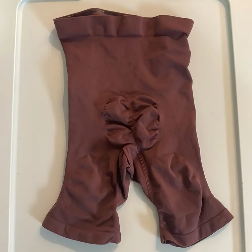 SKIMS  Seamless Sculpt Mid Thigh Shorts - Image 3