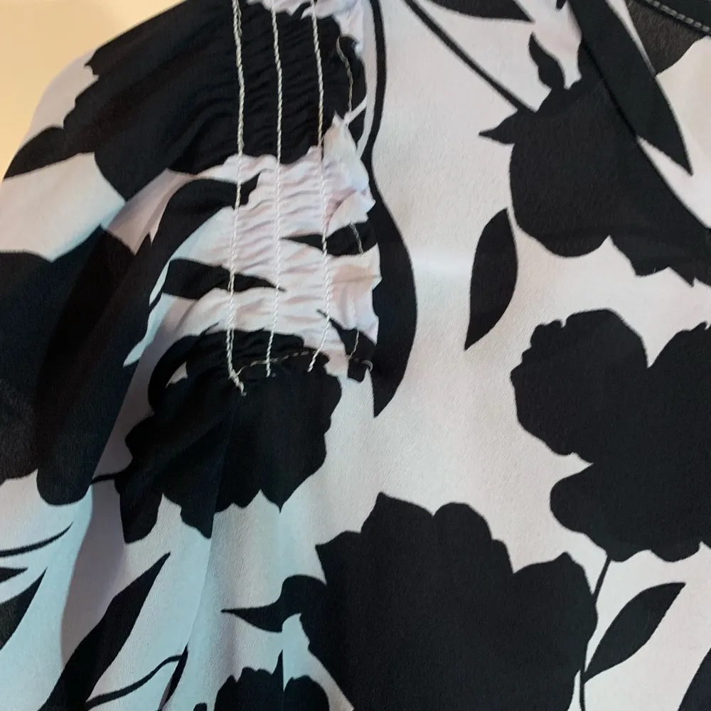 Ann Taylor blue floral short sleeve blouse SzS - Image 5