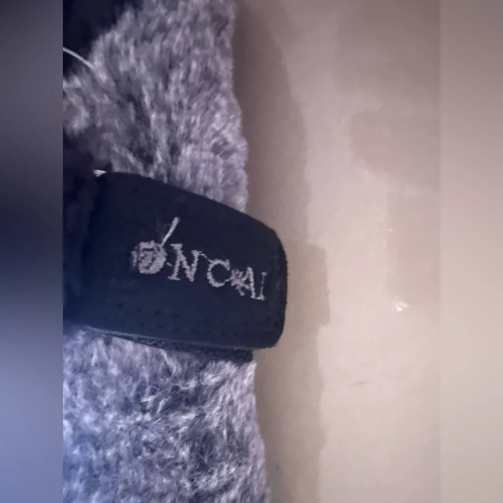 NC AI GRAY SLIPPER SIZE 8 unisex lippers appear to be a fluffy, possibly - Image 3