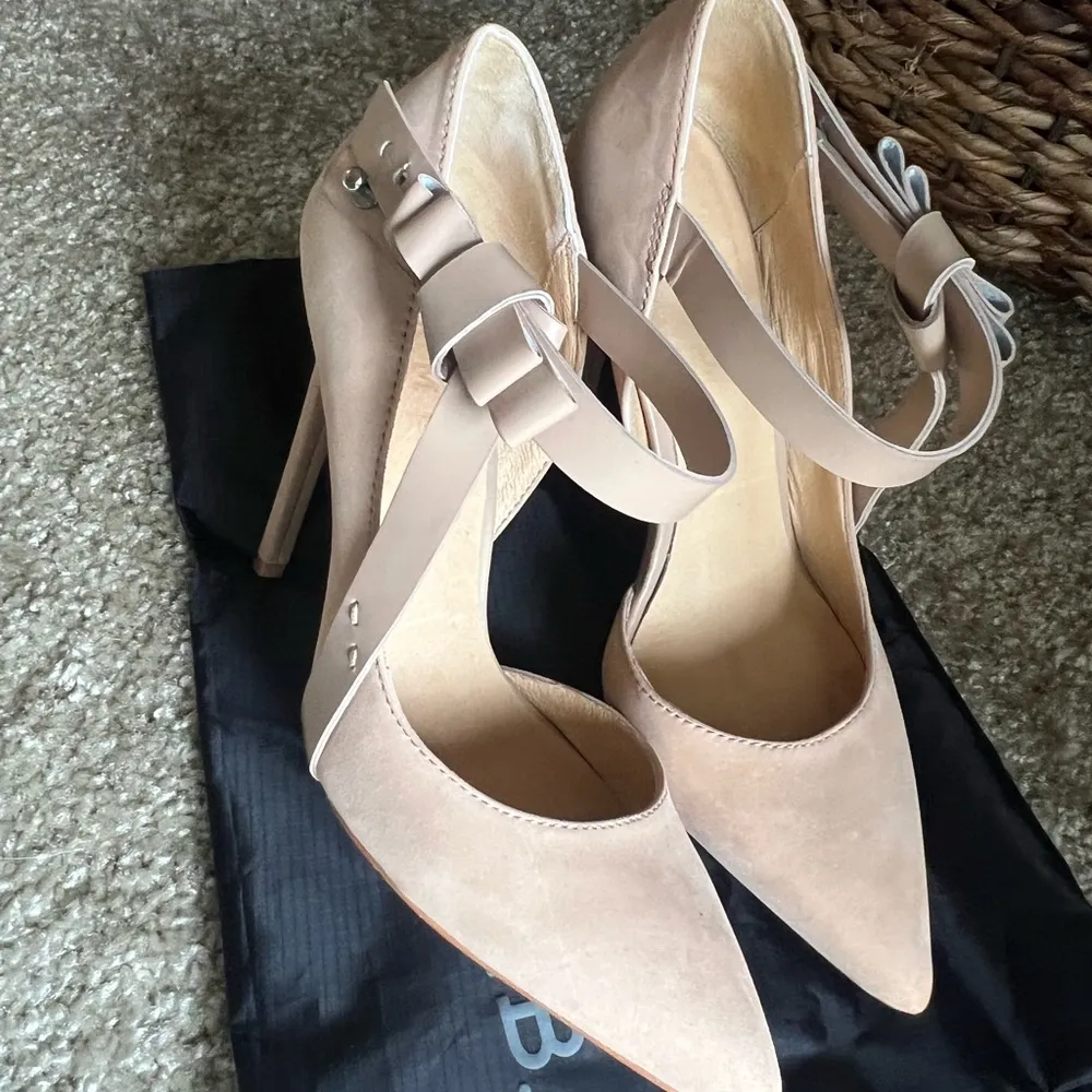 L.A.M.B Bow strap suede leather Beige heeled pump with dust bag - Image 10