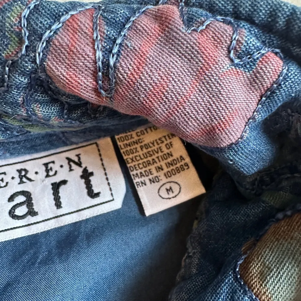 Vintage Quilted Denim Jacket Embroidered Floral Boho Blue Size M - Image 4