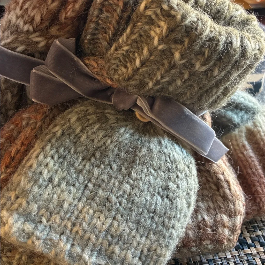 Free people rainbow run hat and mitten set NWT - Image 4