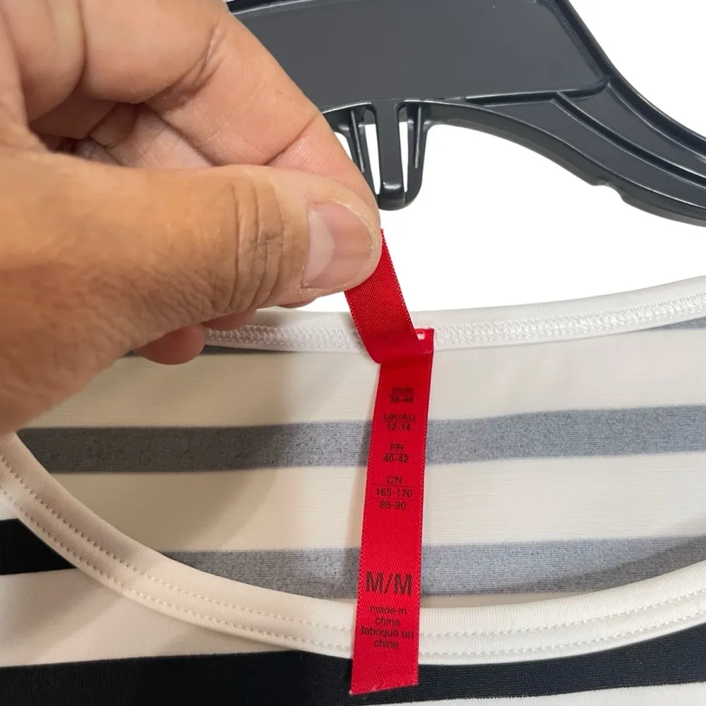 SPANX Black and White StripRashgaurd Sun Shirt size M - Image 6