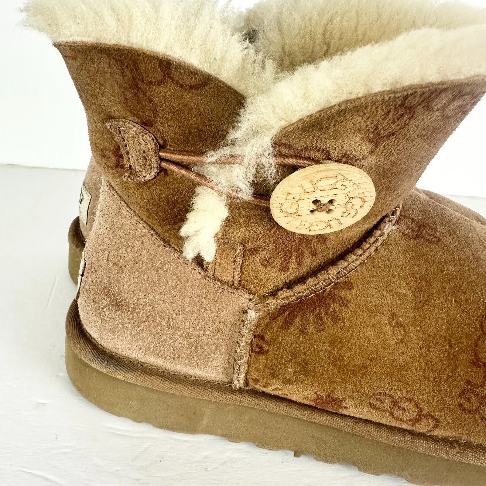 UGG  Mini Bailey Button Boot Womens Size 8 Logo Spellout Brown Monogram - Image 8