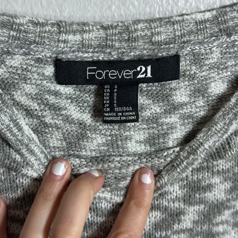 Forever 21  Women Open Back Gray Long sleeve Sweater shirt size small - Image 3