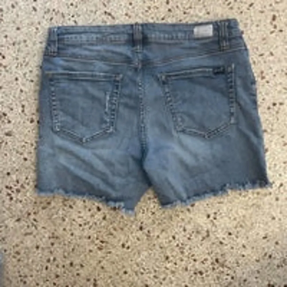 Seven 7 Jean shorts size 8 - Image 3