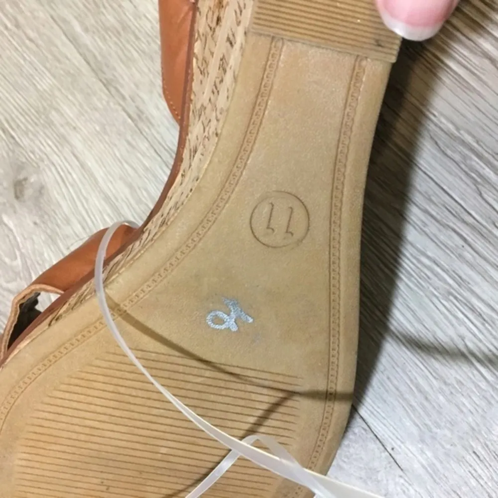 NWOT Tan Crisscross Strap Cork Wedges Sandals New - Image 3