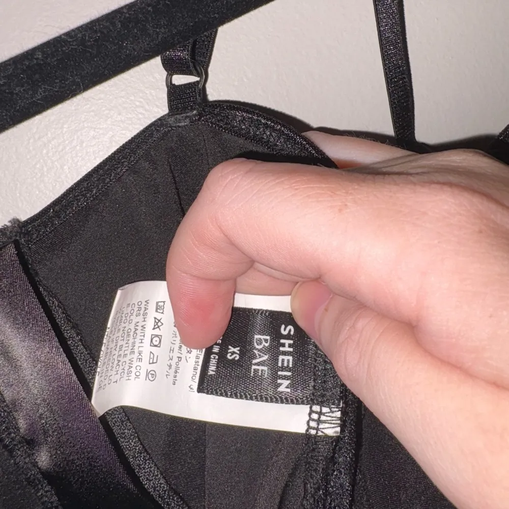 SHEIN Black Lace Bralette with Floral Patterns - Image 5