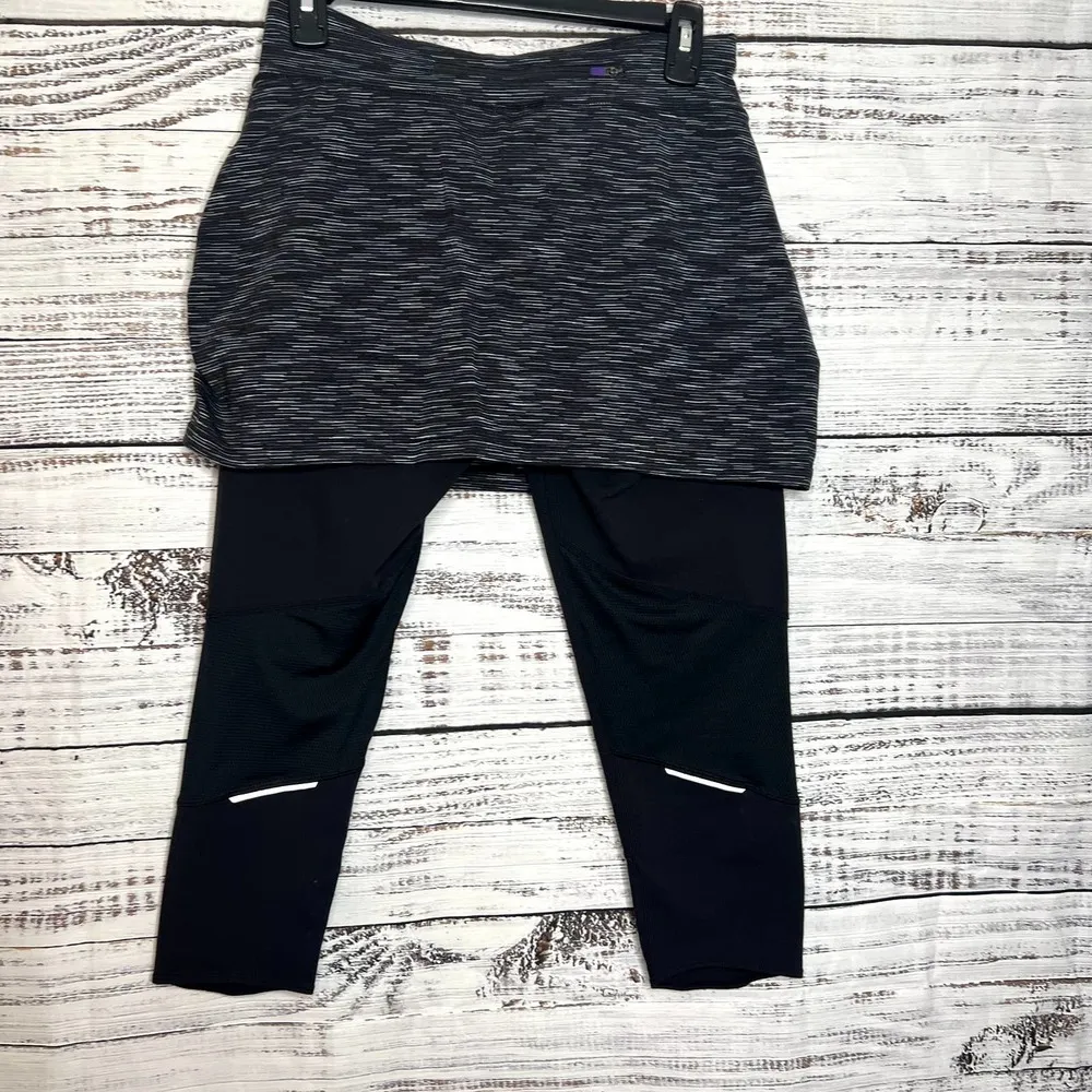 Athleta  Aurora Contender 2 in 1 Skirt Skort Capri SM - Image 4