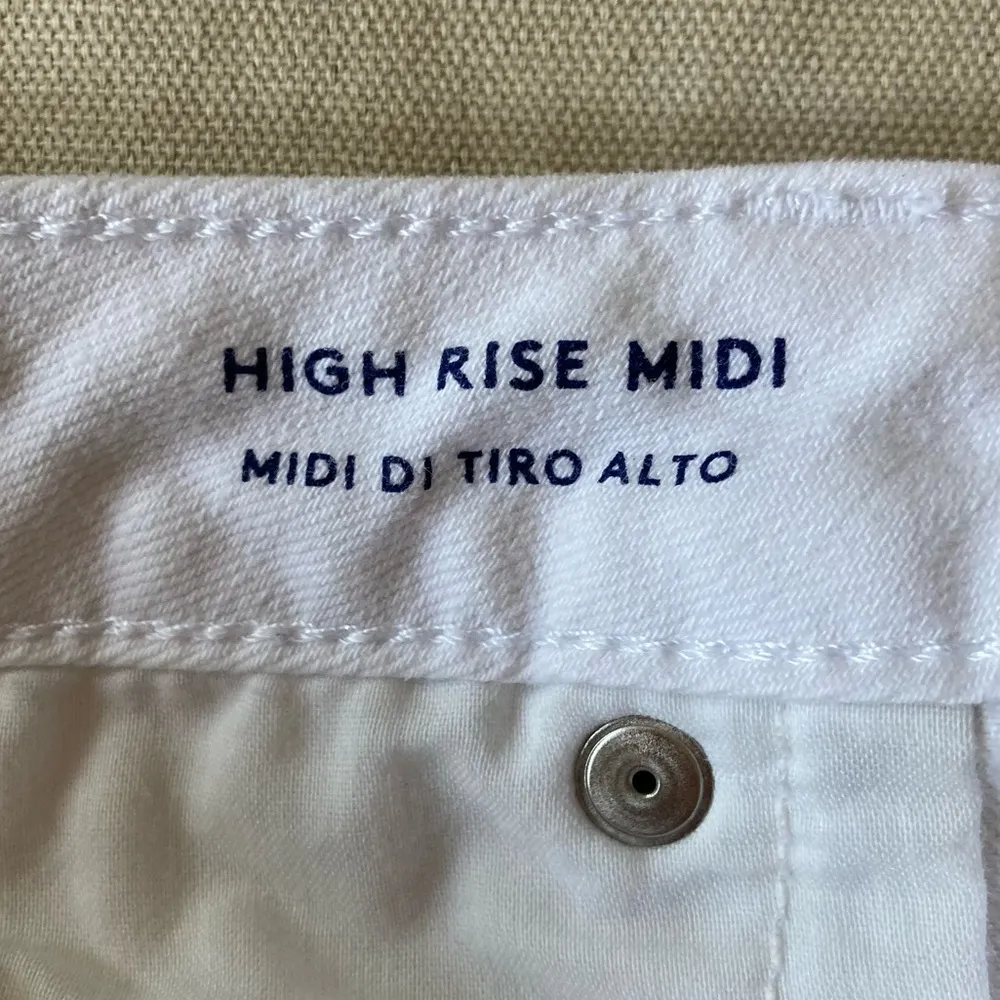 Universal Thread Women's White Denim Distressed Shorts High Rise Midi - Image 9