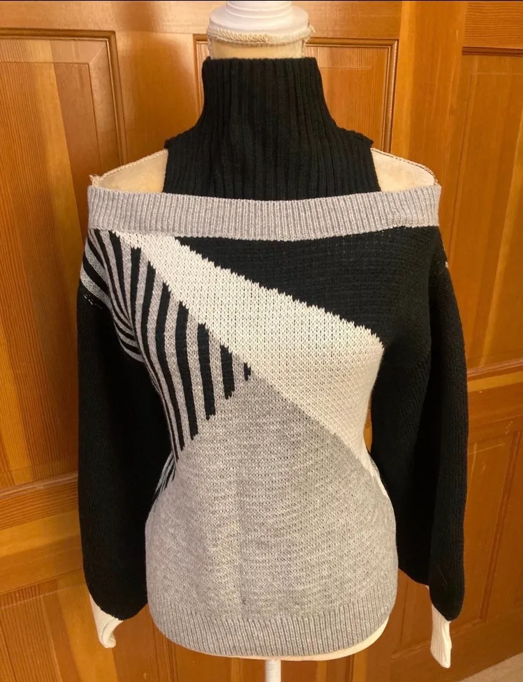 Nwt, Women’s Batwing Sleeved Sweater - Image 7