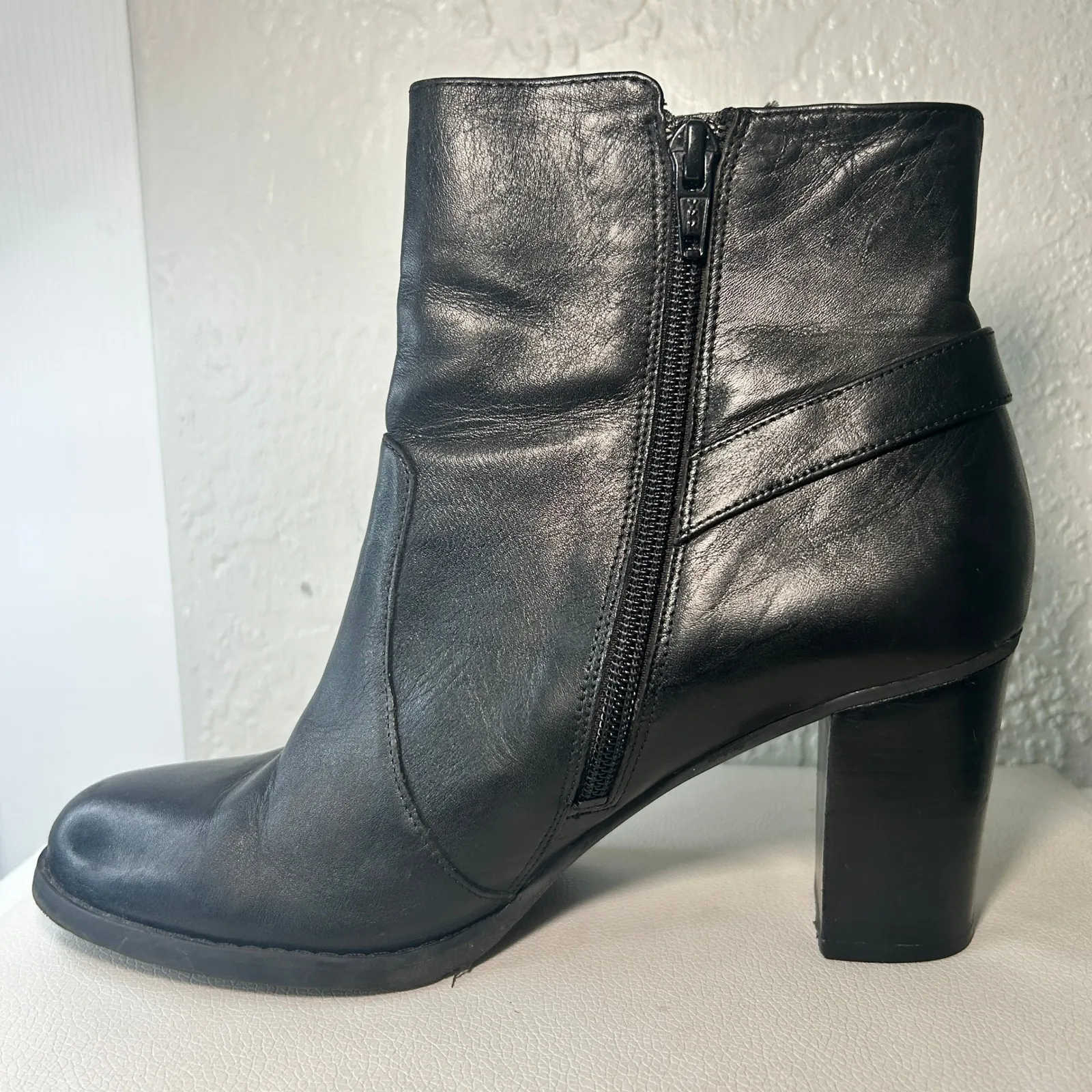 Lauren Ralph Lauren Cabrey 7.5B Black Leather Ankle‎ Boots Block Heel Zip Buckle - Image 2