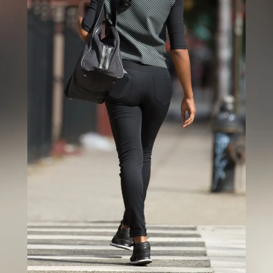 Lululemon Everyday Pant in Black - Image 2