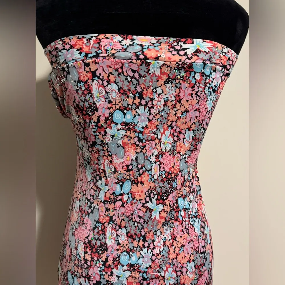 EUC Unbranded Pink and Blue Floral Sequin Strapless Dress size small - Image 5