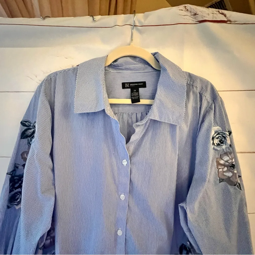 INC button down white blue pin stripes with appliqué size 2X - Image 6