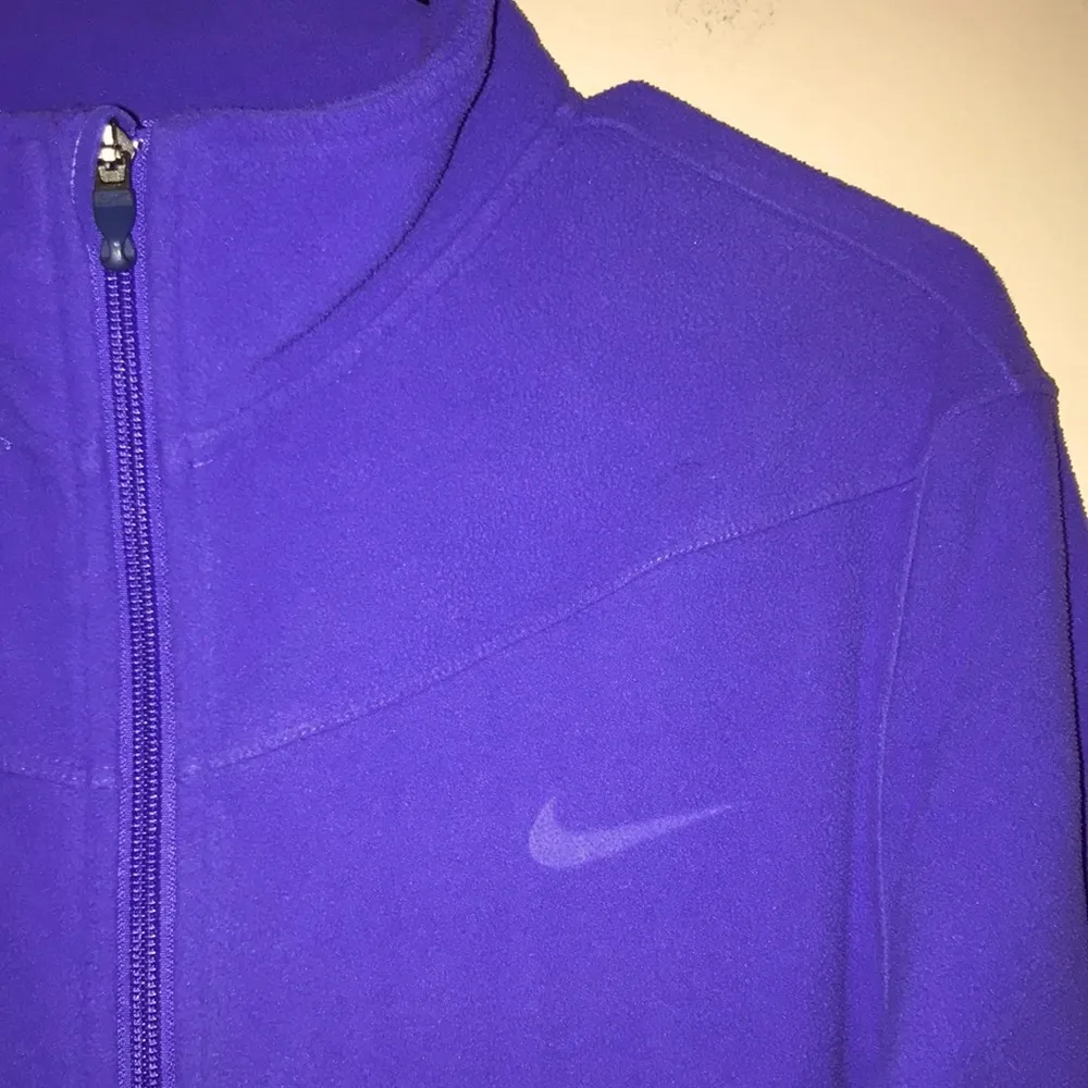 Nike FIT THERMA Women's Fleece Purple Thumbholes Zip-Up Jacket - Image 4