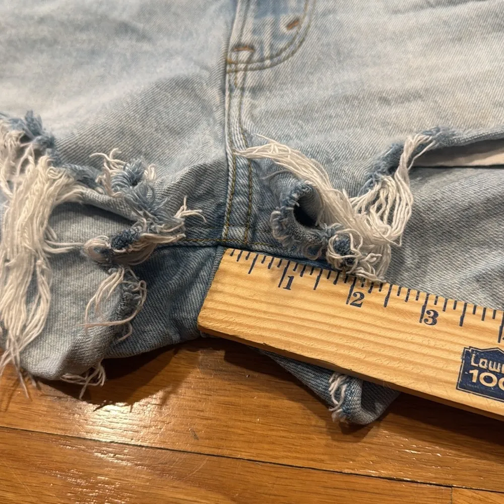 Abercrombie & Fitch the mom high rise Jean shorts size 28/6. - Image 5