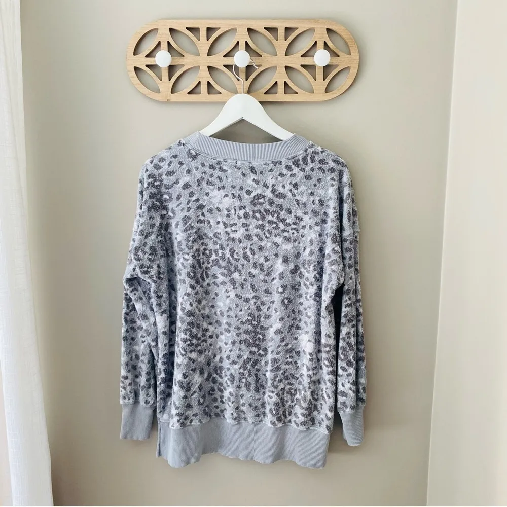 aerie Leopard Print Pullover Fuzzy Sweater Gray Sz Small - Image 4