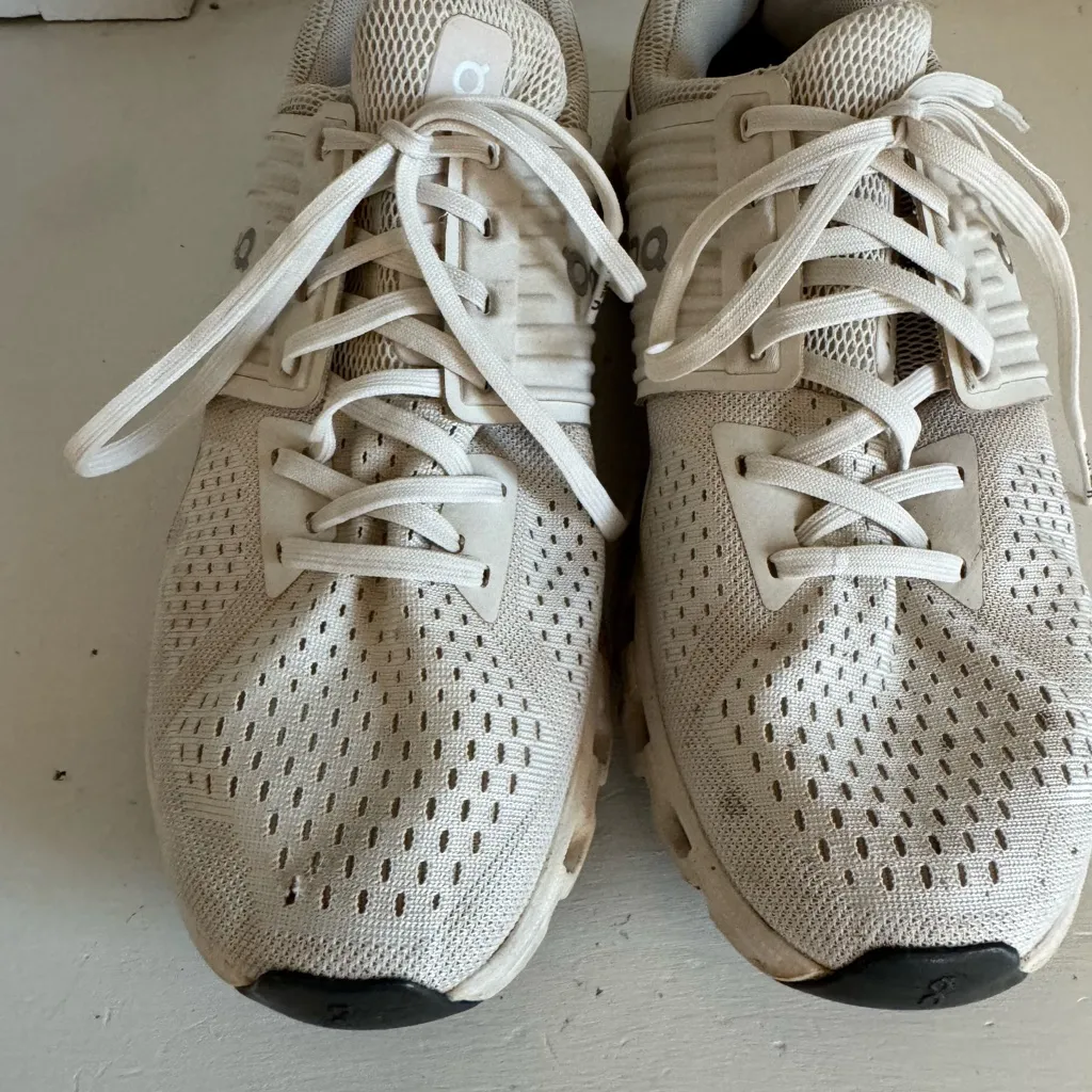 On women’s white CloudSwift running shoes size 10 - Image 3