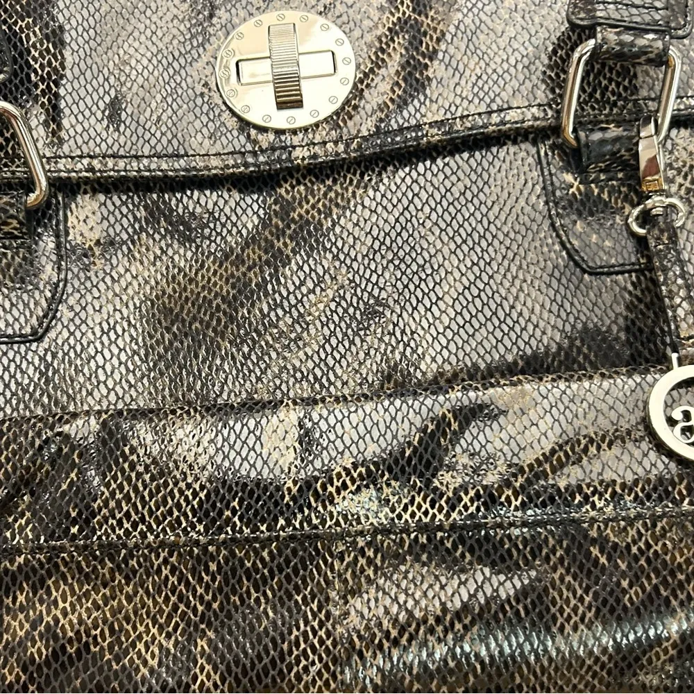 Bag Sleek Black Shoulder Bag with Modern Design Audrey Brooke-like new - Image 8