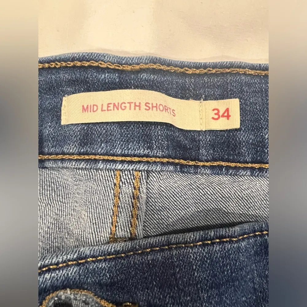 Levi’s Mid Length Shorts Size 34 Women’s Size 16-18 - Image 3