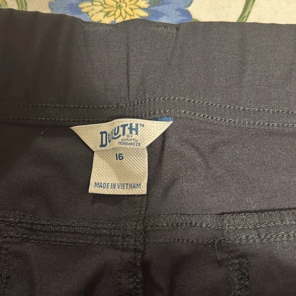 Duluth Dry on the fly 10” cargo black woman plus size 16 shorts - Image 8