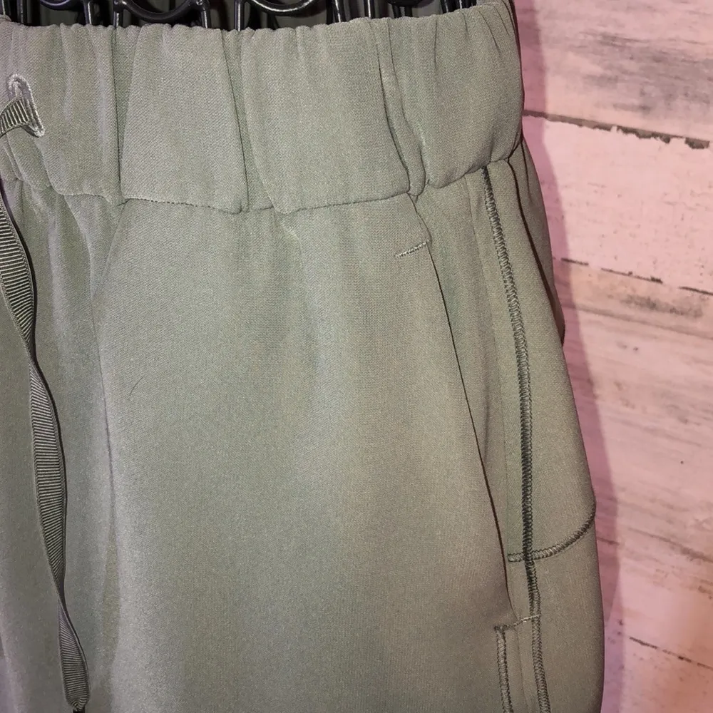 Lululemon Athletica Green On The Fly Woven Skirt size 4 olive green skirt​​ - Image 4