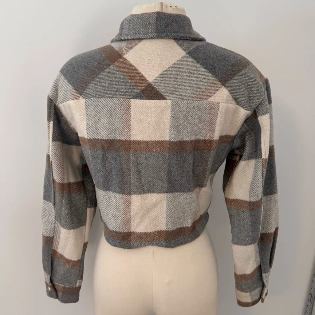 Shein Cropped Plaid Flannel Shacket in Grey & Tan Size XS | 2 - Image 5