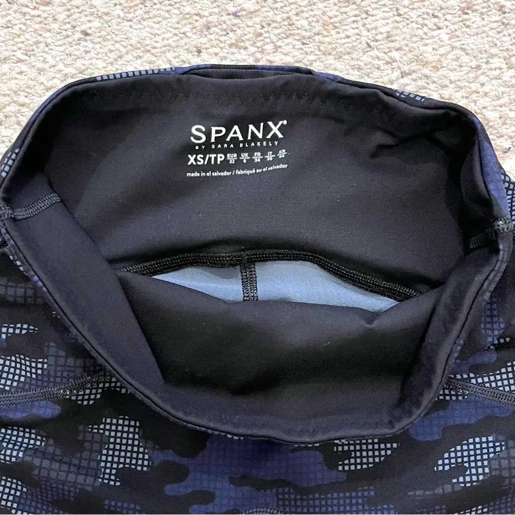 Spanx Active Booty Boost Blue Black Camo Print Cropped Compression Leggings XS - Image 9