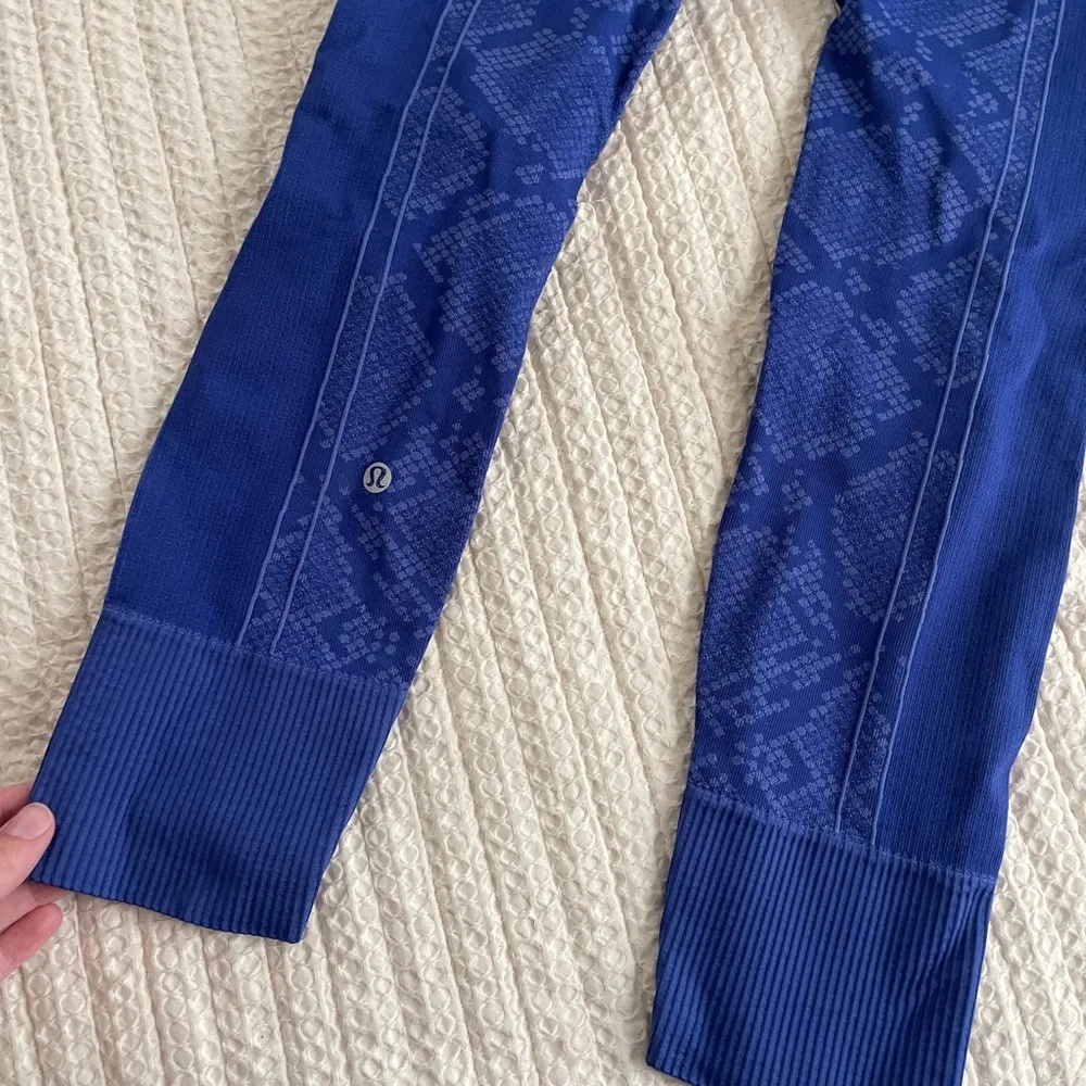 Lululemon Ebb To Street Pants Womens Heather Sapphire Blue Seamless Snakeskin - Image 2