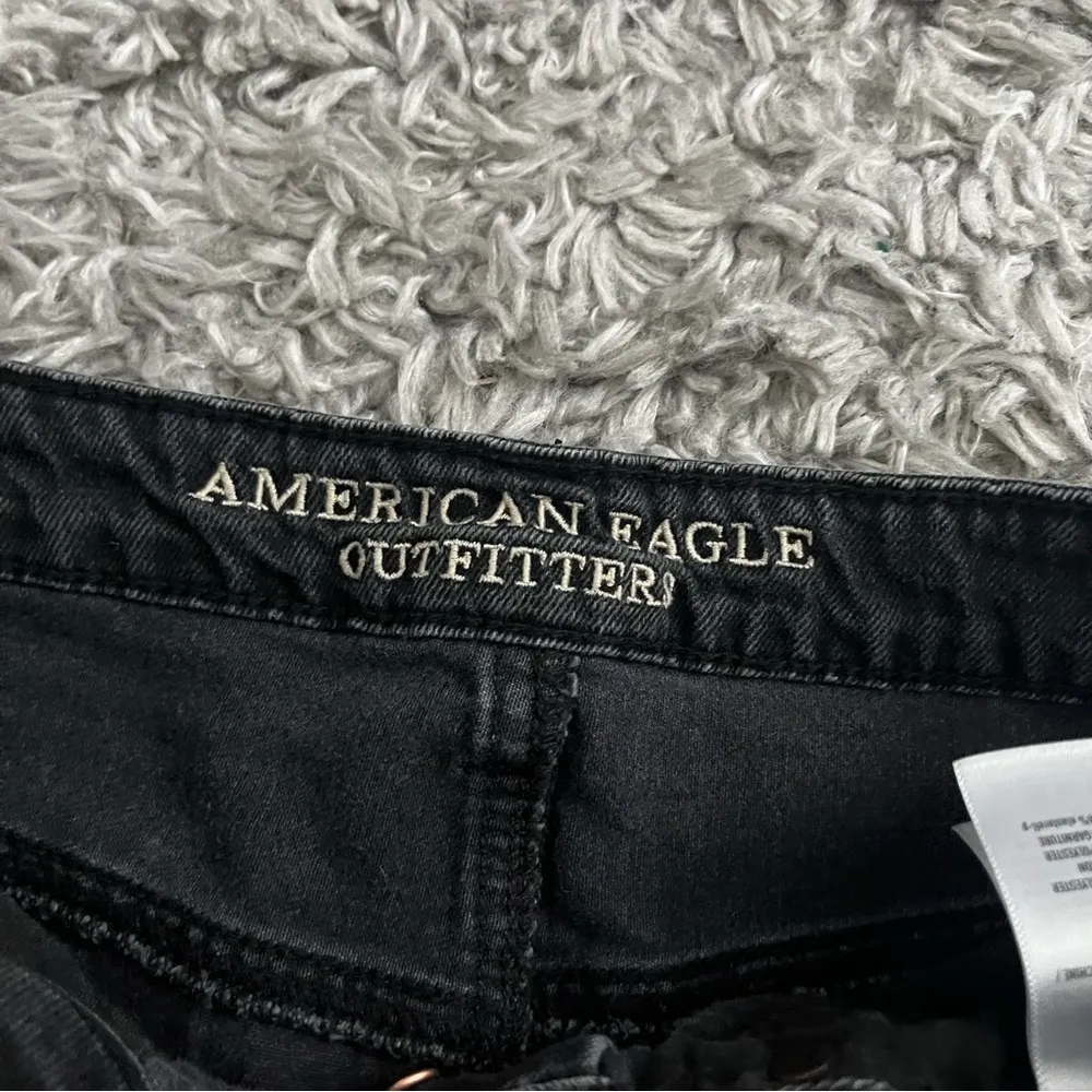 American eagle black distressed jean skirt size 6 - Image 2