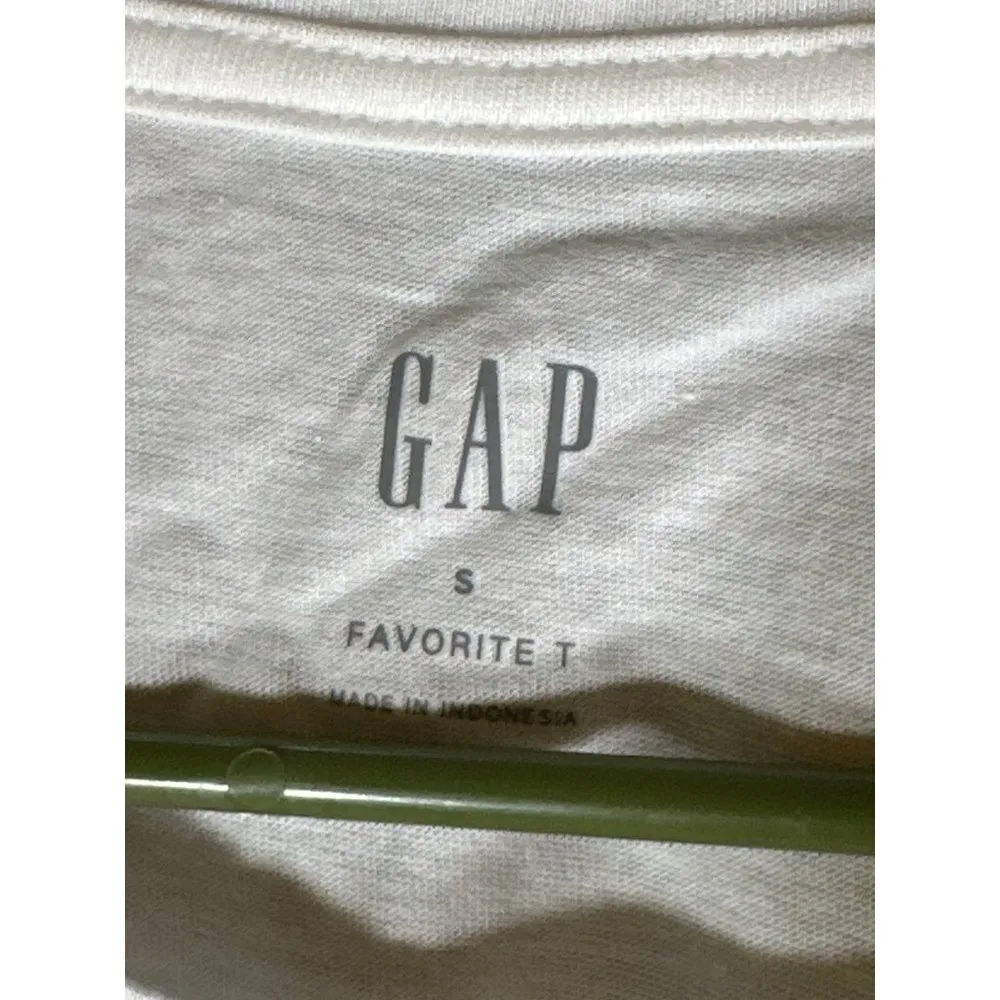 Gap Womens Favorite Graphic T-Shirt NYC Medallion White, Size S, NWT - Image 3