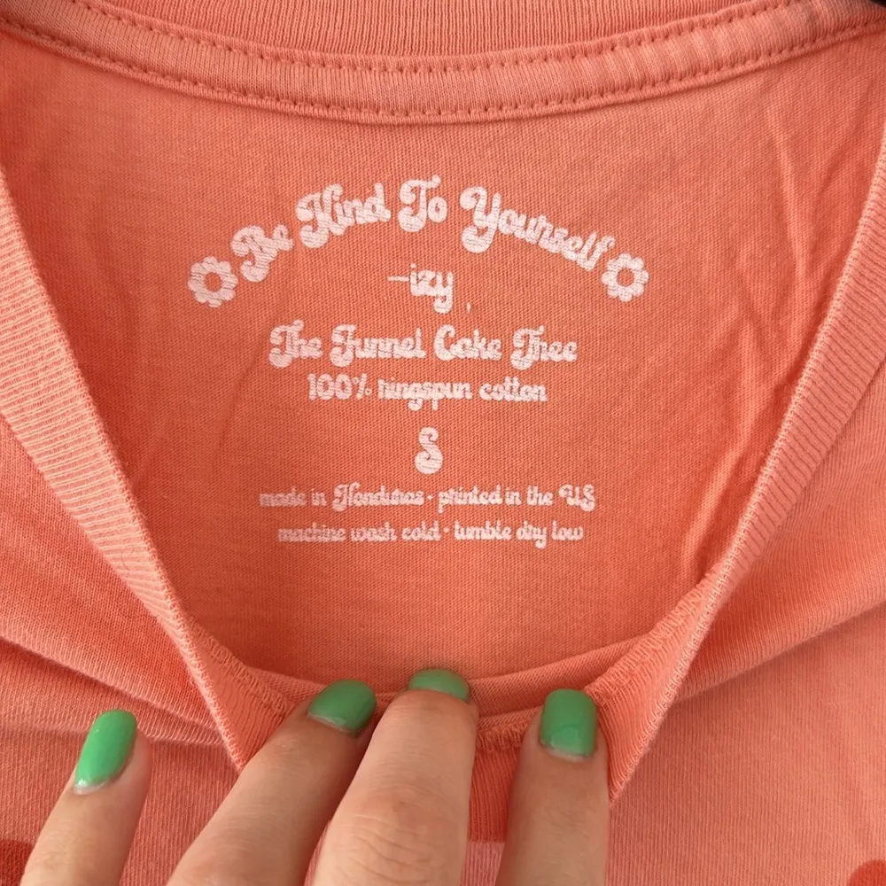 Feelin’ Peachy Cropped Graphic Tee Pink - Image 3